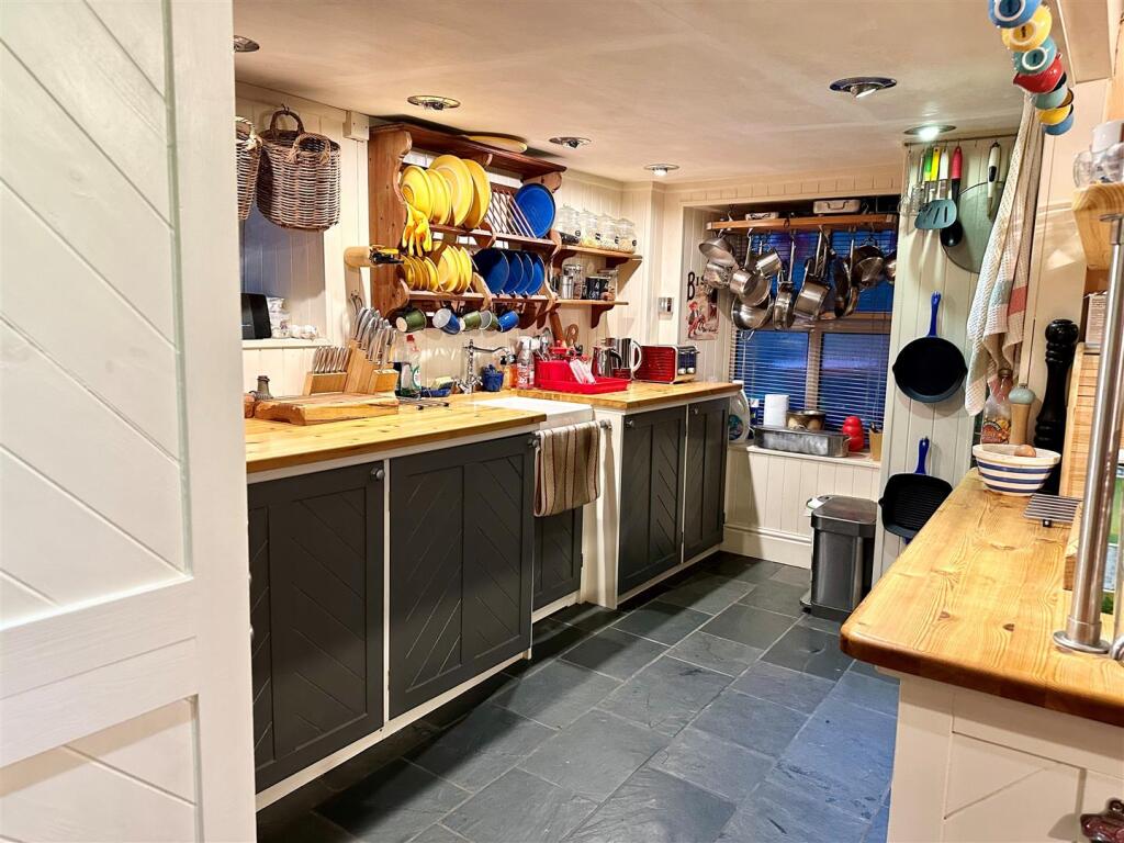 Kitchen 1.1.jpg
