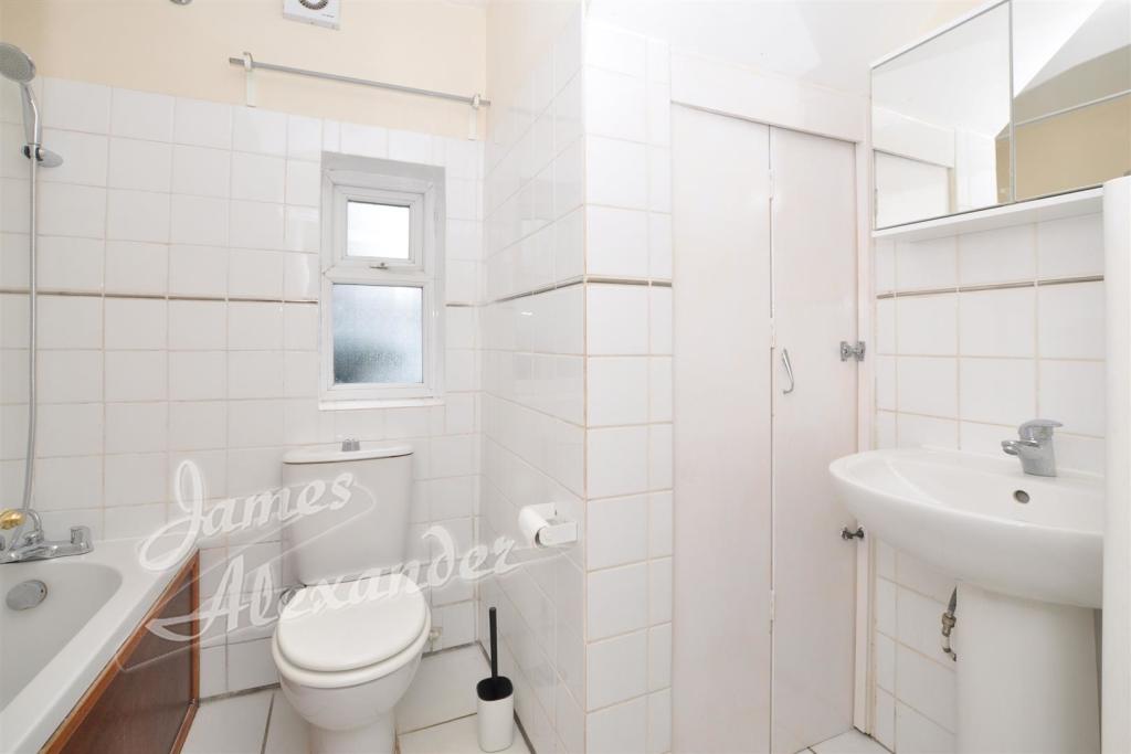 Ground floor flat Bathroom