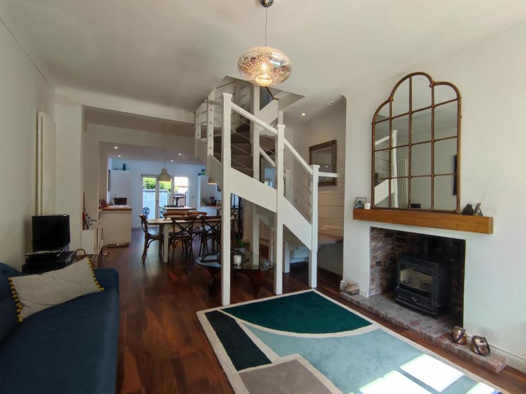 Living Area 2