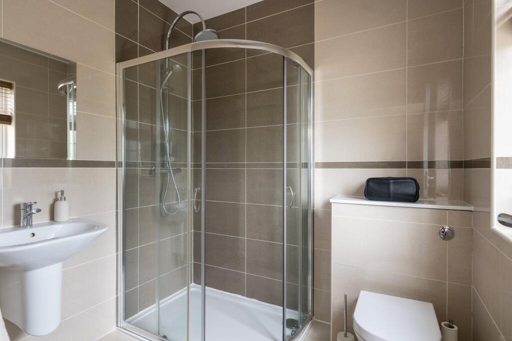 Bedroom 2 en suite