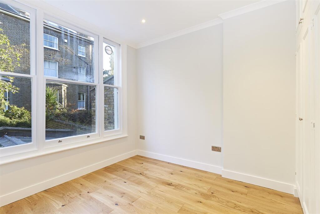Lettings Brook Green Aynhoe Road - Bedroom.jpg