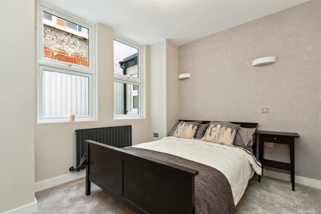 Flat 1 20 Coverton Road Bedroom 1.jpg