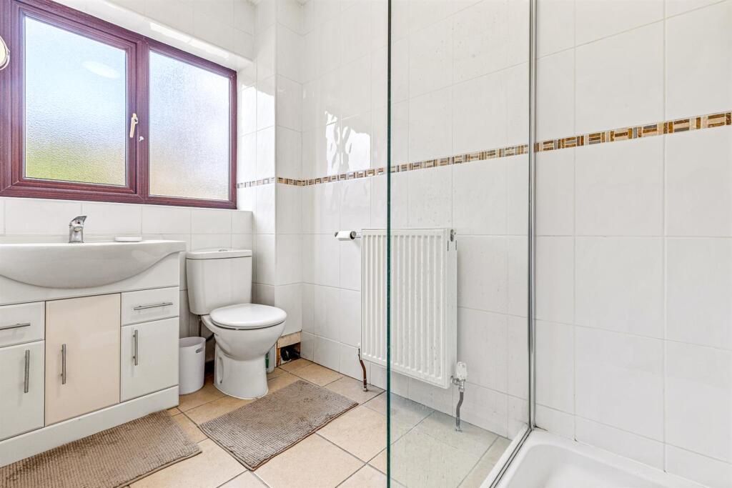 EN-SUITE SHOWER ROOM