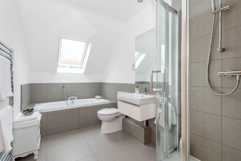 En suite bath/shower room 