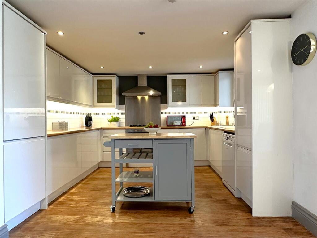 Striking Modern Kitchen 962