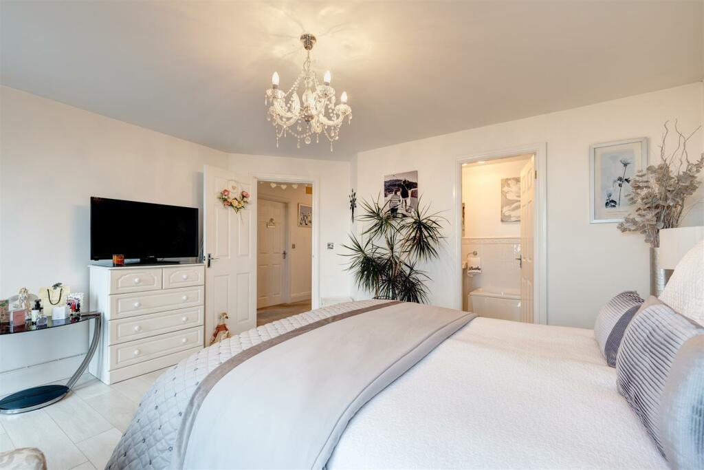 4 The Orchards, Thornton