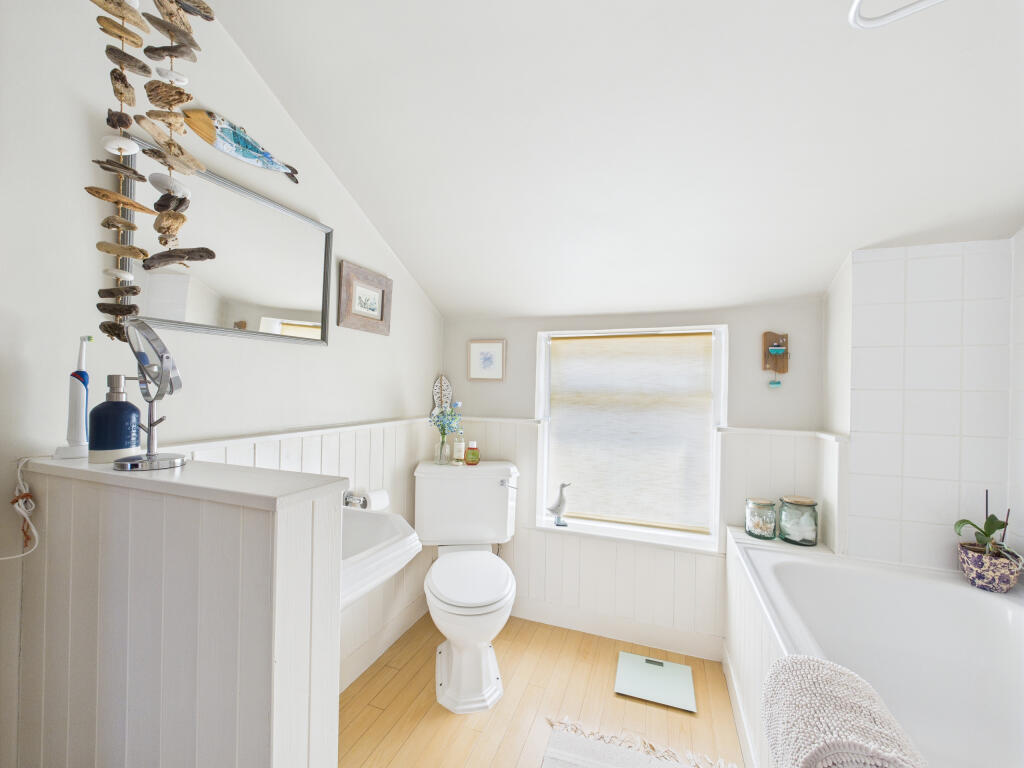 CAM01354G0-PR0572-STILL010