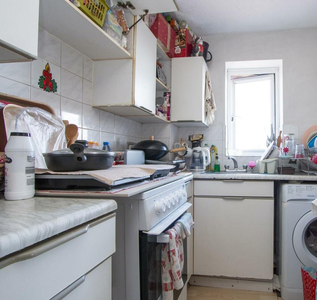 39 Fairfield Close, Mitcham, CR4 3RE kitchen.jpg