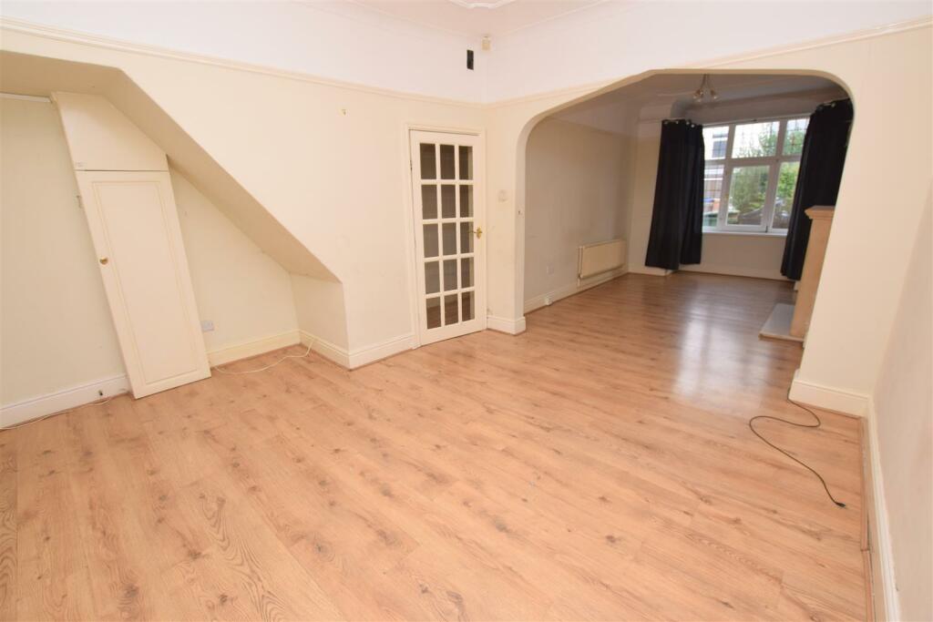 THROUGH LOUNGE DINER