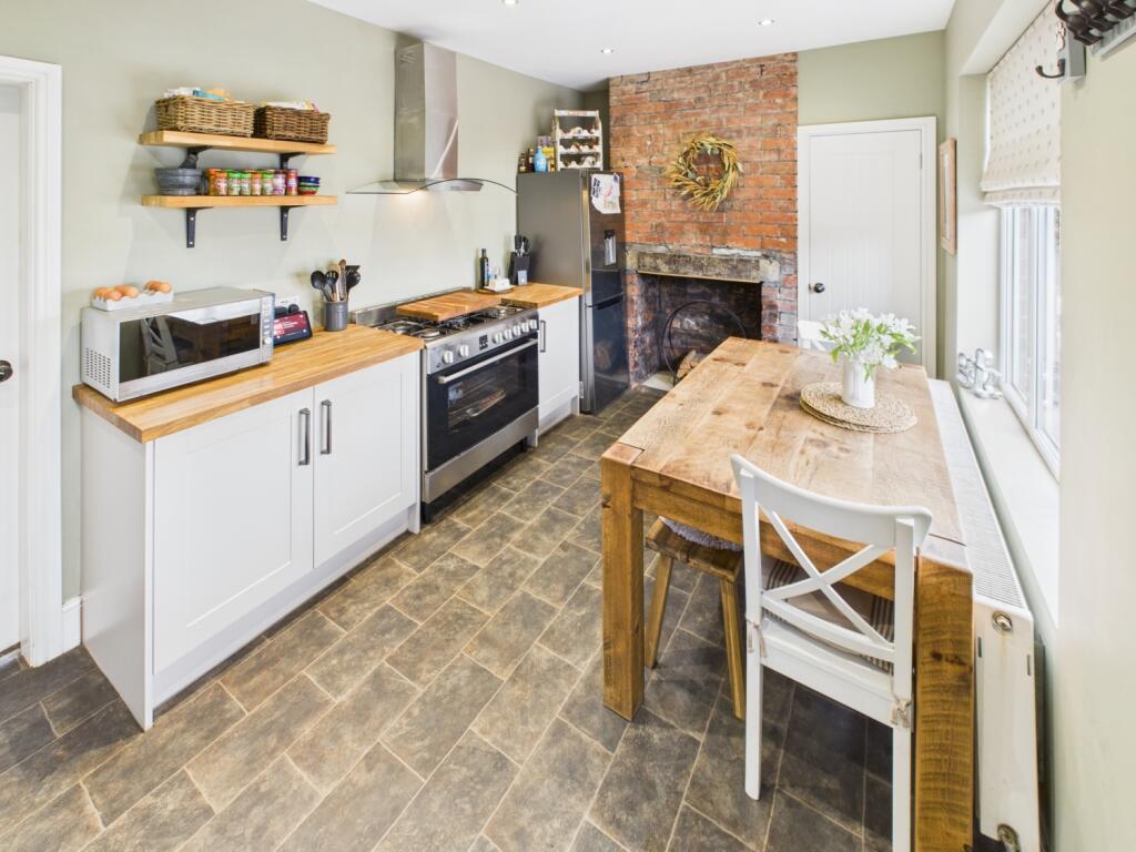 CAM04233G0-PR0029-STILL008