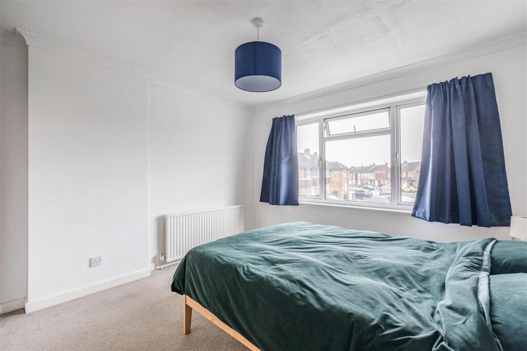 32 Godley Road, Byfleet, KT14 7EP - 12.jpg