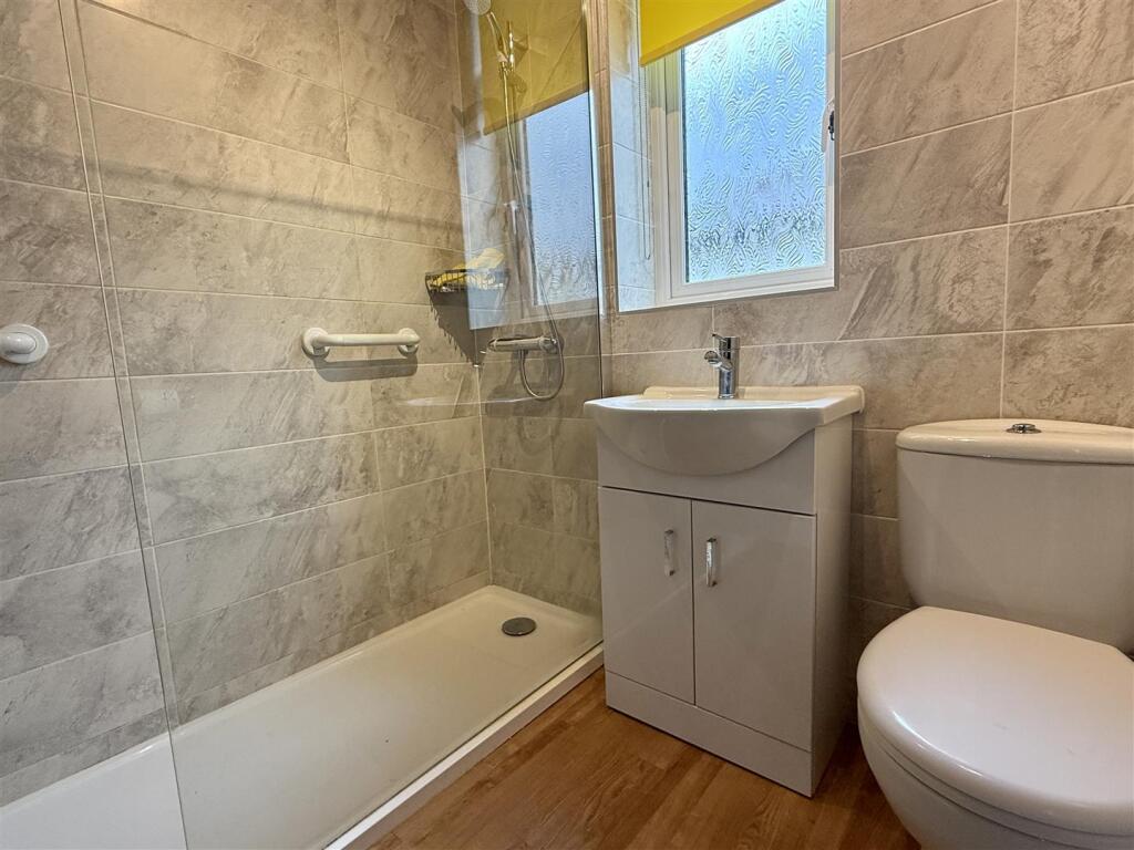 SHOWER ROOM/WC