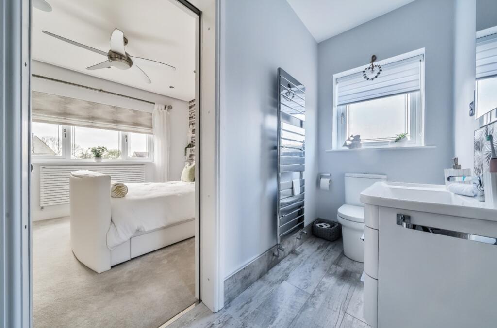 Jack &amp; Jill Ensuite 