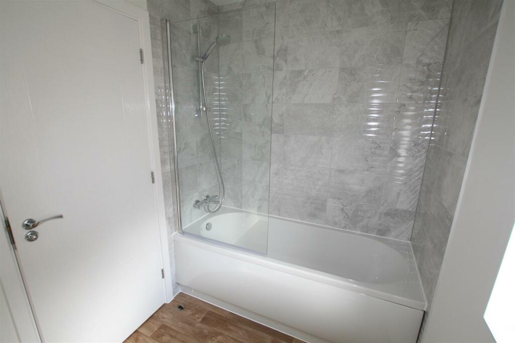 wrendaledrive,31bathroom.JPG