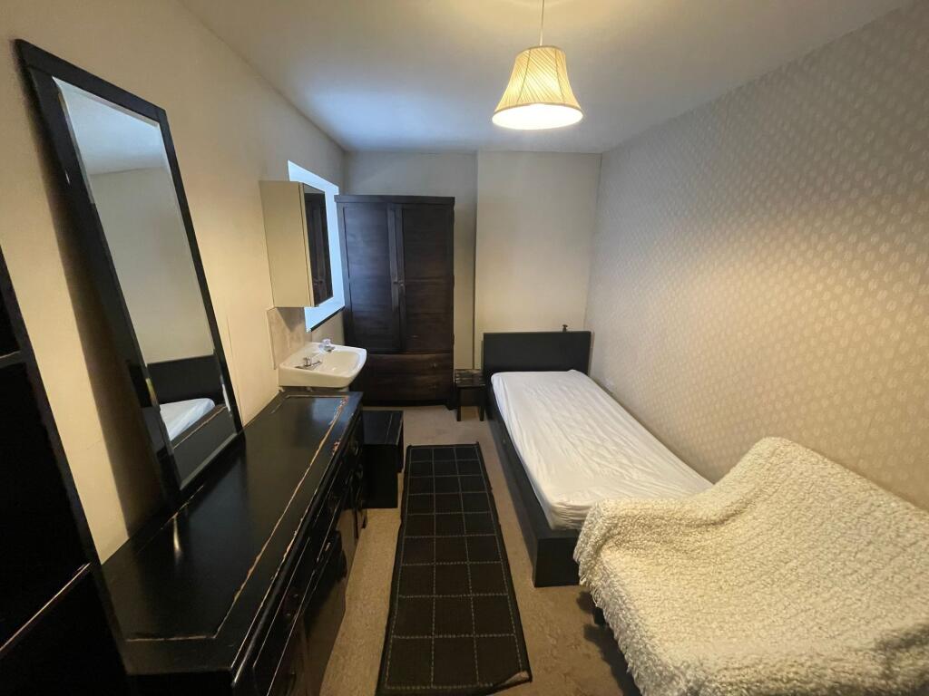 A cozy double bedroom featuring a single bed, a...