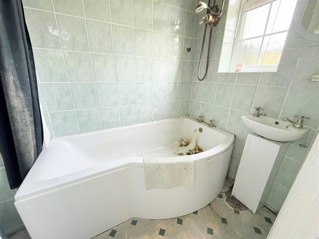 GROUND FLOOR BATHROOM