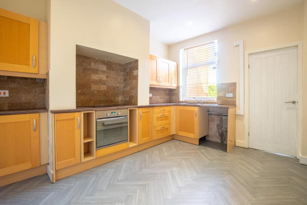 100 Lound Side Kitchen (1 of 1).jpg