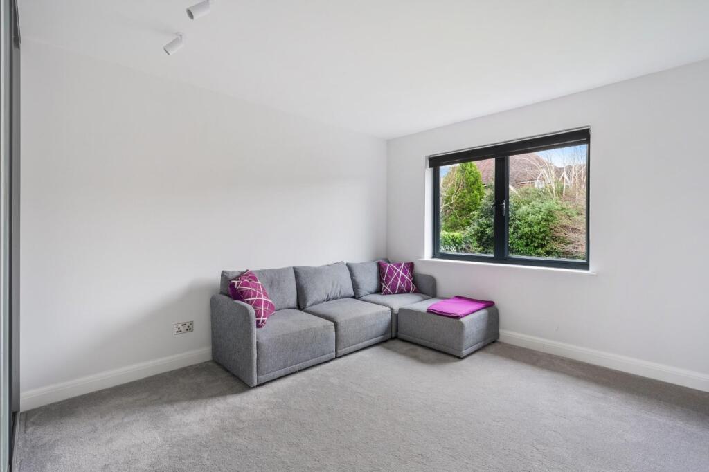 CUDDINGTON PARK CLOSE (25).jpg