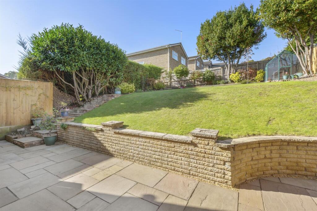 11 Calverley Crescent, HP13 5EU-14.jpg