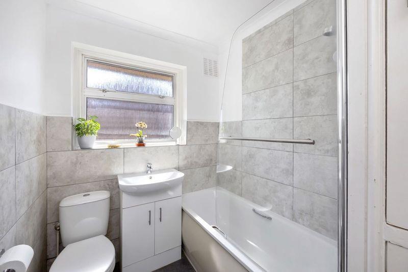 Dale View 122 BATHROOM.jpeg