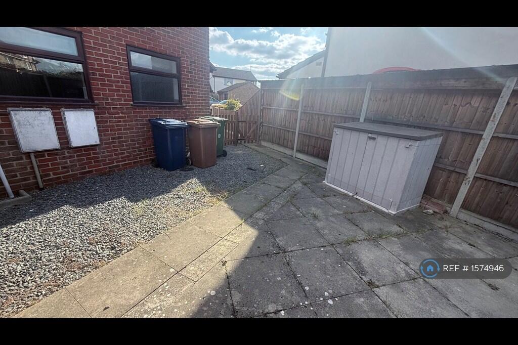 Side Patio Area &amp; Storage Box