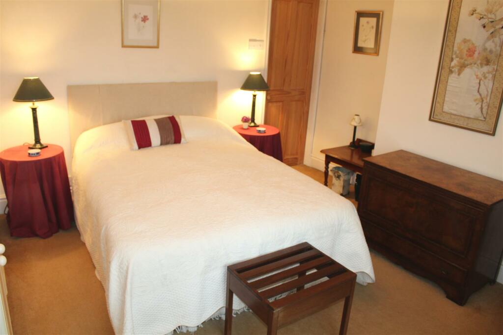 BEDROOM 1 (FRONT)