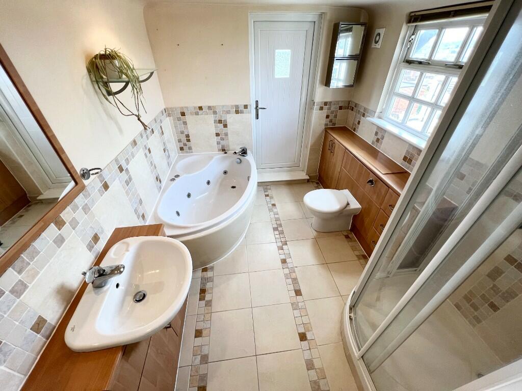 BATHROOM 2 / ENSUITE