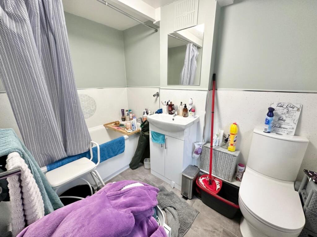 Flat 1 - bathroom.jpg