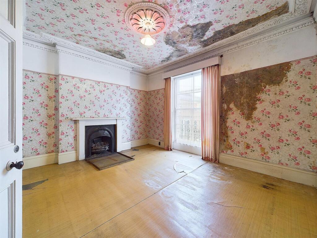 6 - 5 Bedroom terraced house.jpg