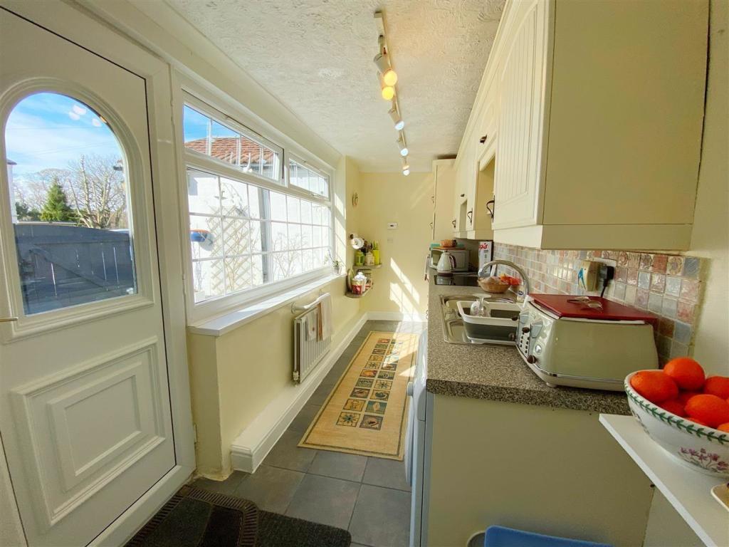 Kitchen 2.jpg