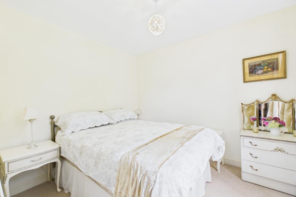 CAM04201G0-PR0099-STILL014