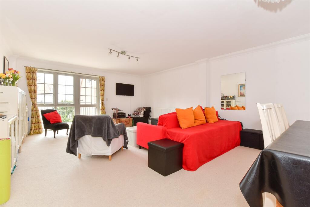 Lounge/ Dining Room