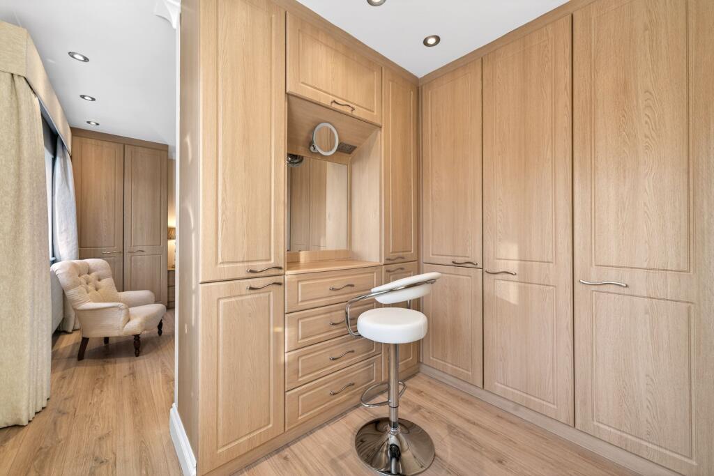 Walk-in Wardrobe