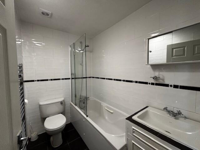 27 Mayfield bathroom
