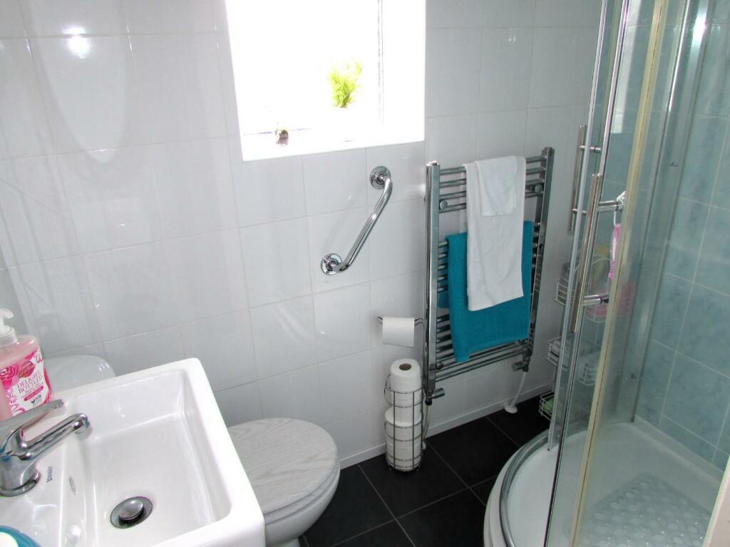 WrigleyCres8bath.JPG