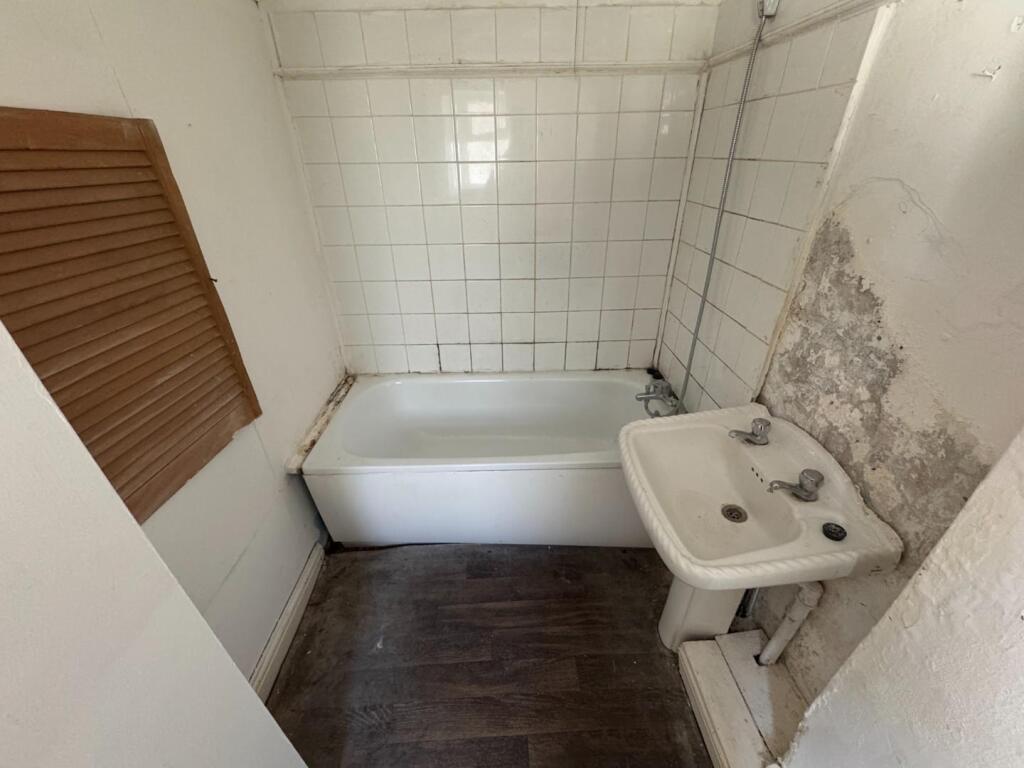 GROUND FLOOR BATHROOM
