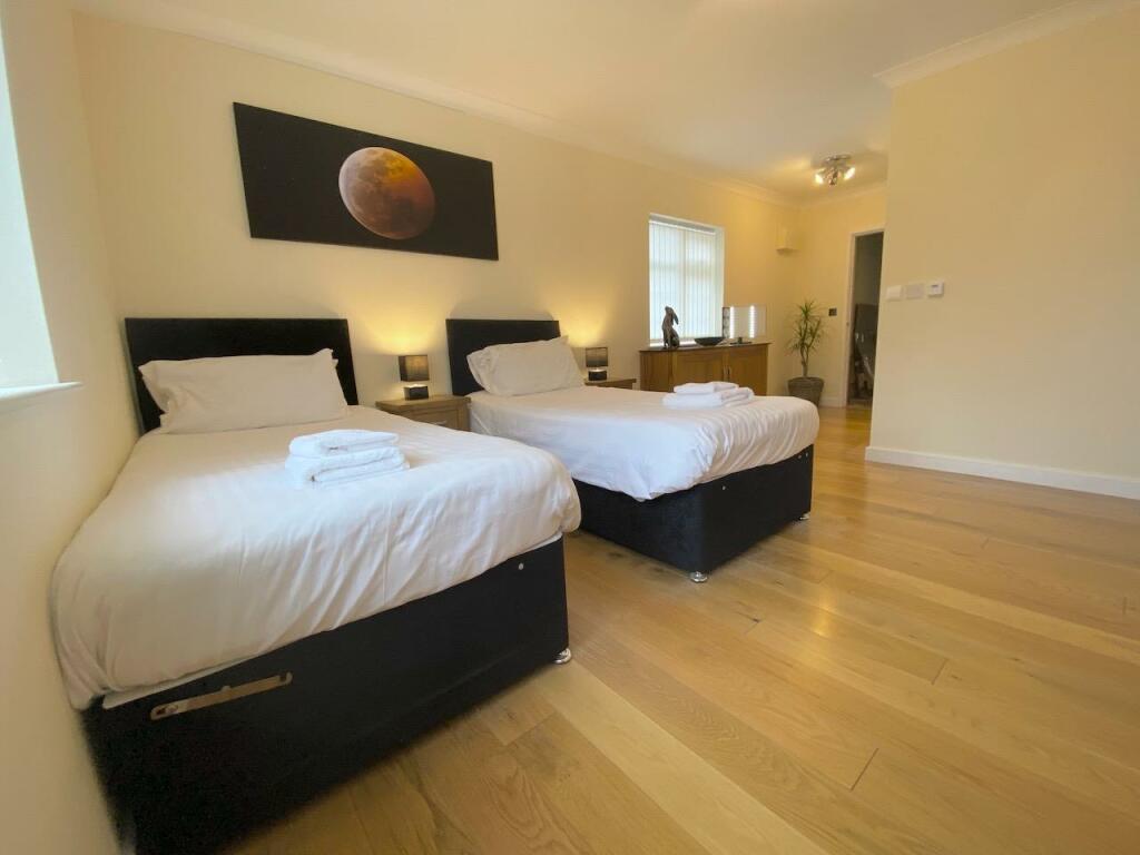 BEDROOM 8