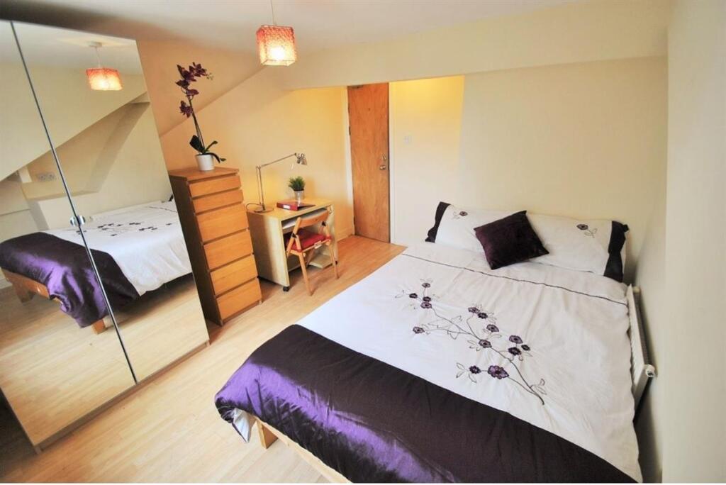 Bright, tidy double bedroom with a neatly made ...