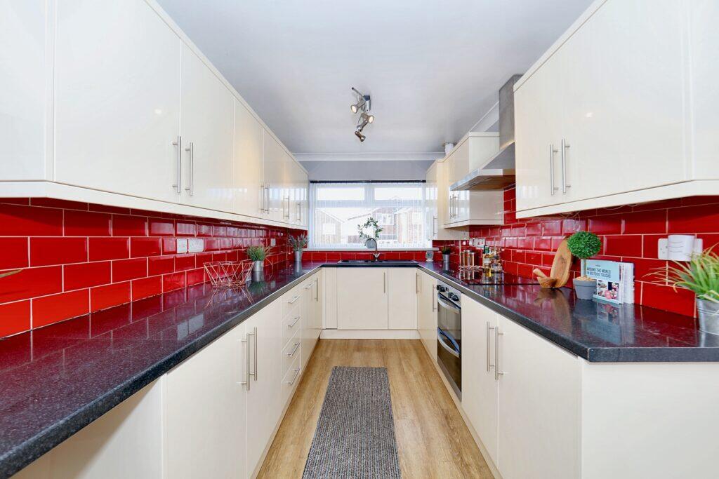Houseman Drive- Modern Kitchen