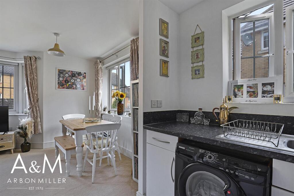 KITCHEN/LOUNGE