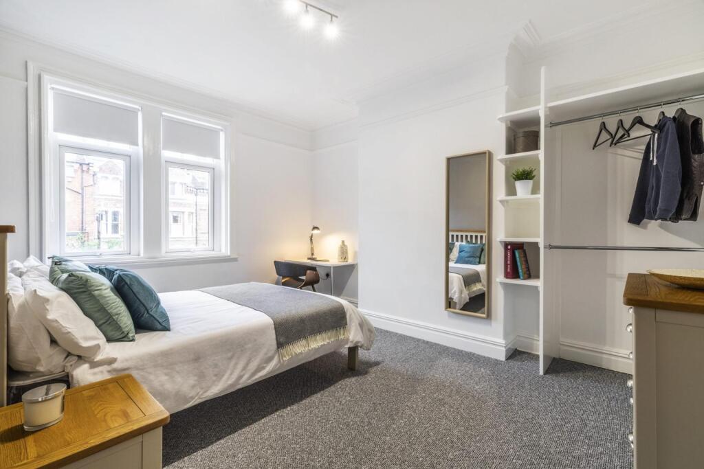Bright, well-presented double bedroom with a co...