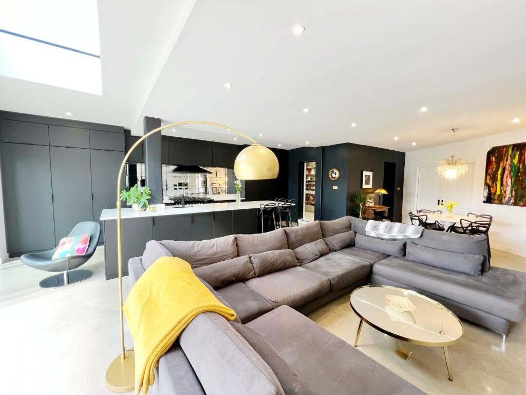 Main Room pic 16.jpg