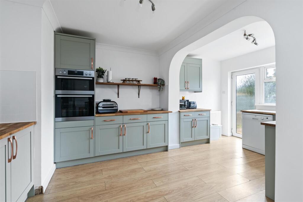47 Chantry Heath Crescent_4.jpg