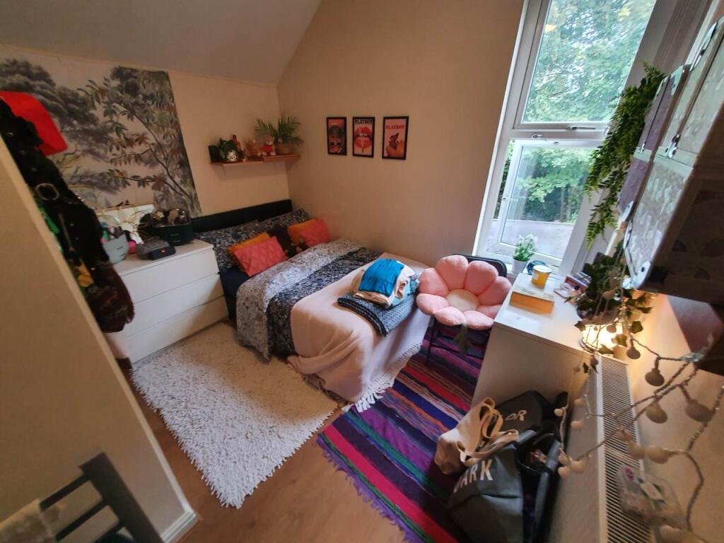 First floor rear bed
