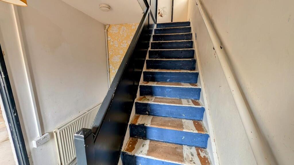 16 Orchard Close hall.jpg