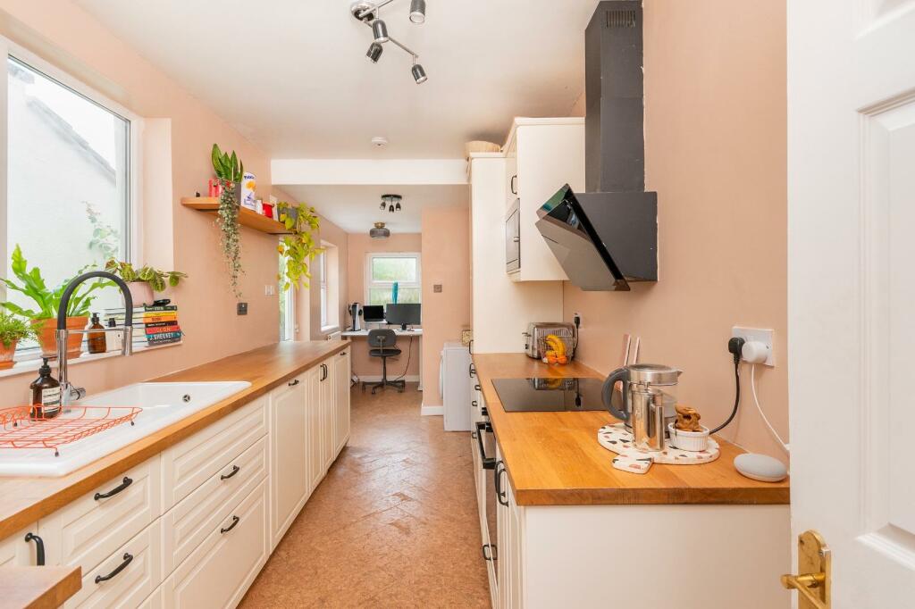 7O9RBN - Kitchen E.jpg