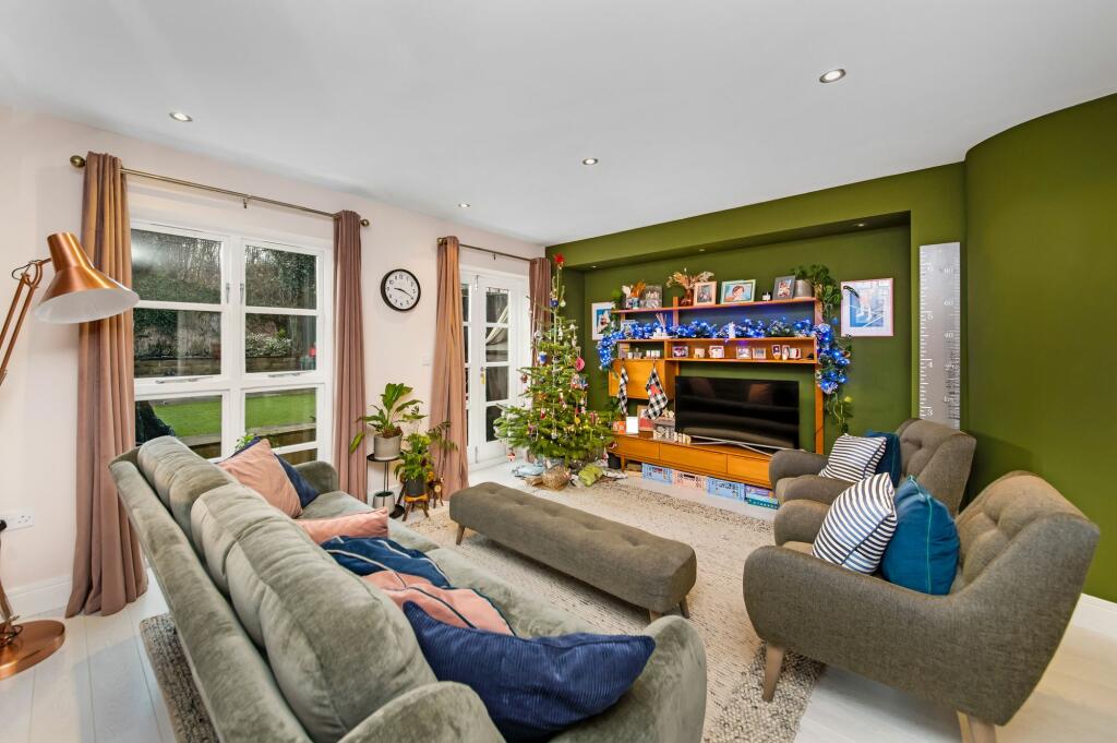 OPEN-PLAN LIVING DINING ROOM