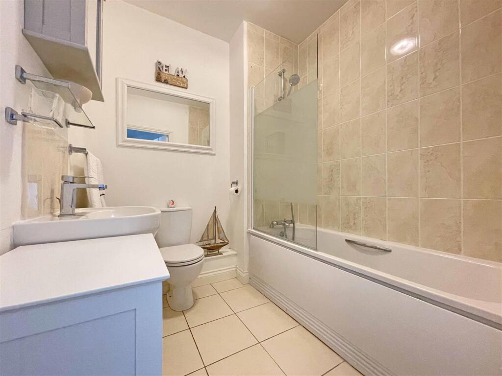 Samuel Bassett Avenue 10 - Bathroom.jpg