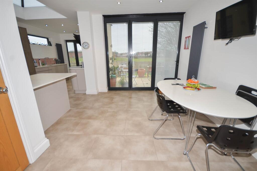 Kitchen / Family Roo