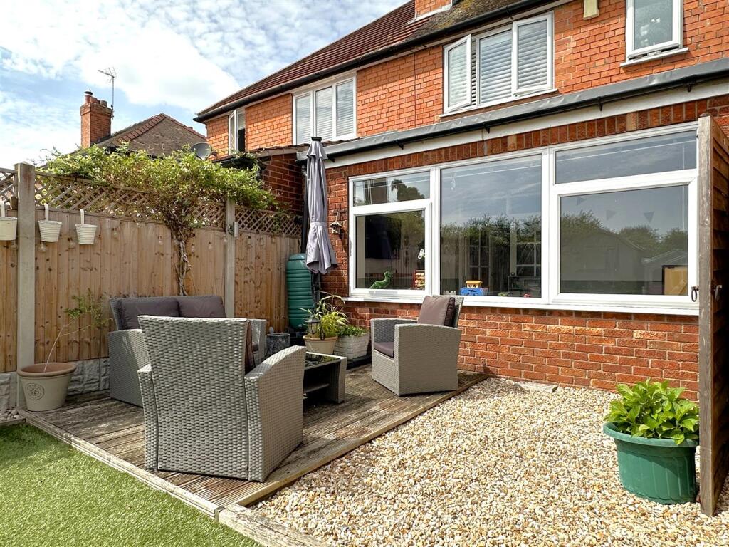 Outdoor Seating Area 322
